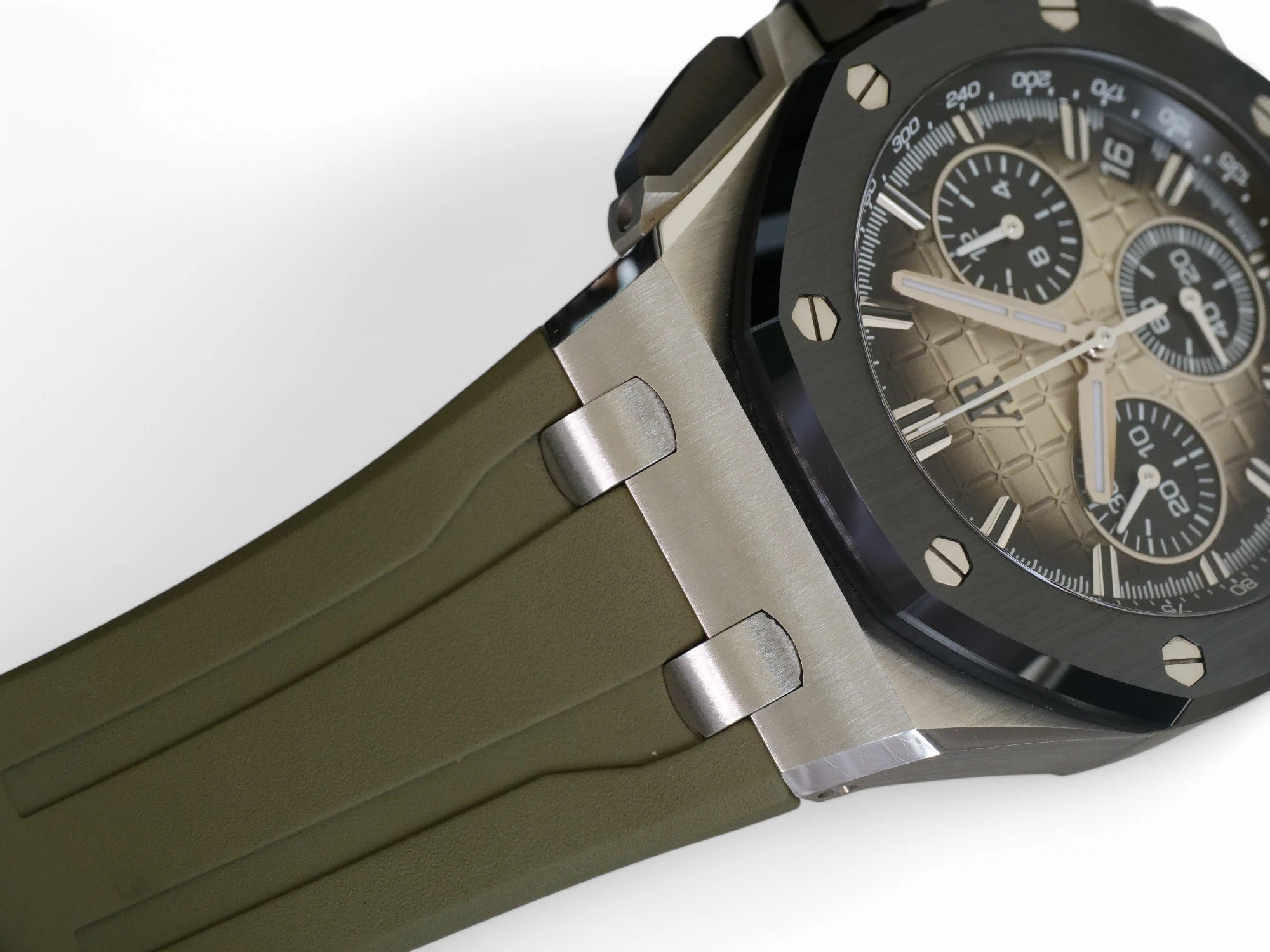 Audemars Piguet Royal Oak 43 Smoked Taupe dial 26420SO Lugs